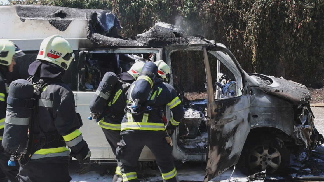 Campingbus in Vollbrand: Feuerwehr bei Brand in Wels-Pernau im Einsatz